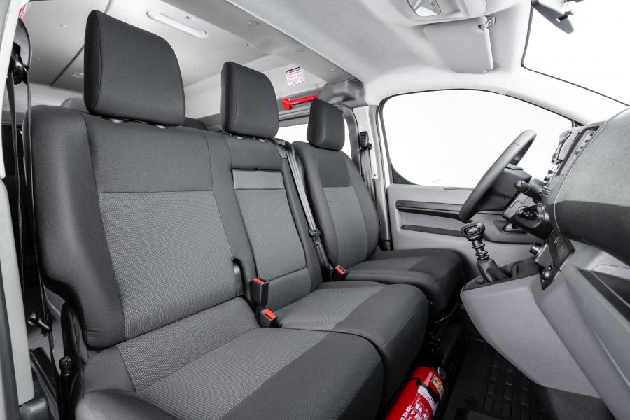 Интерьер Peugeot Expert Minibus 2018 года  (LA) (фото 7 из 10)